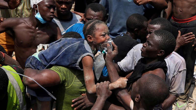 Fotografija: Po besedah policije si še vedno prizadevajo ugotoviti, koliko ljudi je bilo v objektu, ko se je ta zrušil. FOTO: Afolabi Sotunde/Reuters