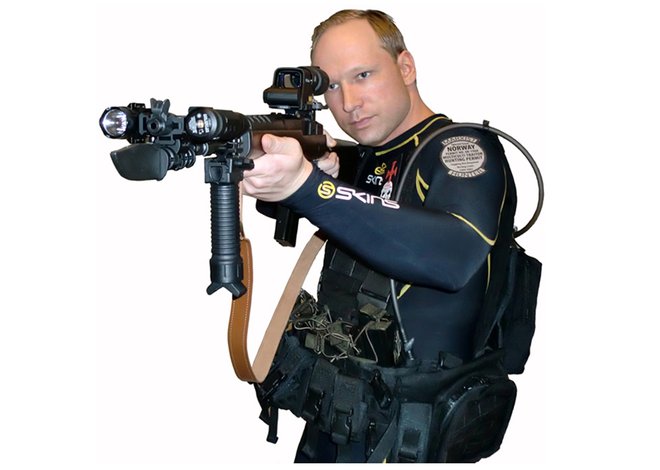 Najbolj smrtonosni volk samotar med strelci Anders Behring Breivik je sojenje po pokolu 77 ljudi izkoristil za dolgovezno razlaganje svojih skrajnih stališč. Ker Norveška nima dosmrtne ječe, so ga obsodili na zaporno kazen, ki se lahko podaljšuje v nedogl