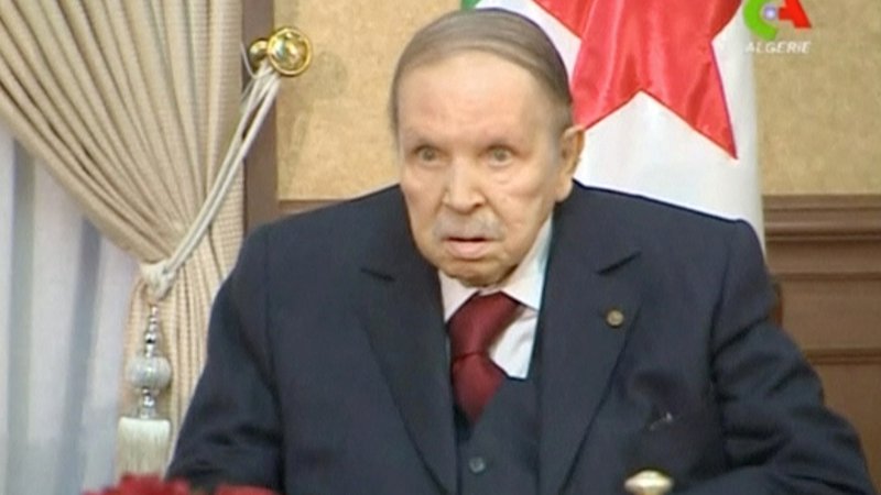 Fotografija: Odstop 82-letnega predsednika Abdelaziza Bouteflike, ki je bil na oblasti dve desetletji, so v minulih tednih zahtevali na množičnih protestih. FOTO: Reuters