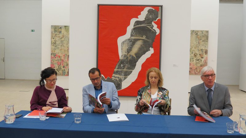 Fotografija: Z leve: Andreja Hribernik (direktorica Koroške galerije likovnih umetnosti), Rafael Vostell (Boris Lurie Art Fundation) in Ivonna Veiherte (umetnostn azgodovinarka in galeristka iz Latvije). FOTO: Mateja Kotnik