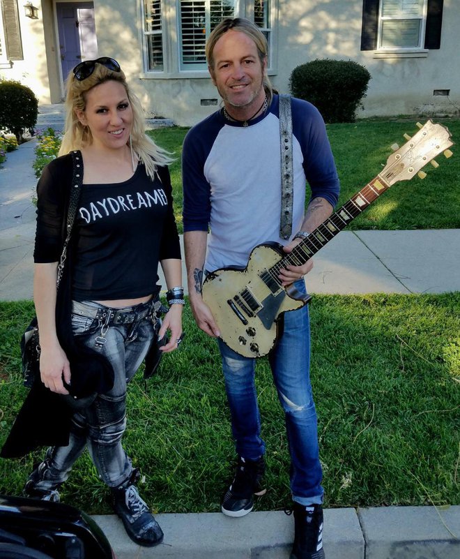 Eva Breznikar in Doug Aldrich (Whitesnake, Dead Daisies) z Evinim pasom za kitaro. Srečala sta se v Los Angelesu. FOTO: Leo Scala