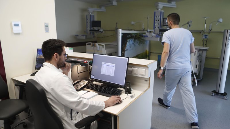 Fotografija: V ZD Slovenj Gradec pravijo, da zdravniki približno 70 odstotkov časa, namenjenega pacientu, porabijo za ukvarjanje s podatki v informacijskih sistemih, 30 odstotkov pa za pogovor s pacienti. FOTO Leon Vidic/Delo