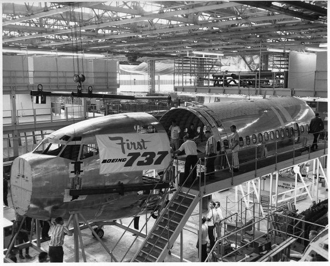 Prvi 737 v proizvodni hali Boeinga leta 1966. Prvič je bil model predstavljen leto pozneje. FOTO: arhiv Boeinga