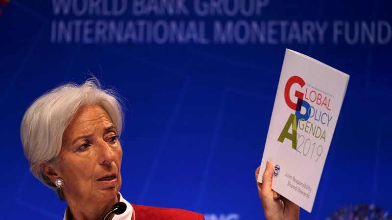Fotografija: Direktorica Mednarodnega denarnega sklada (IMF) Christine Lagarde pojasnjuje naloge v letošnjem letu, ko se svetovne gospodarske napovedi znižujejo. FOTO Reuters