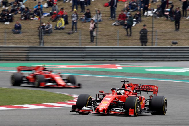 Sebastian Vettel je s pomočjo šefov dobil interni dvoboj s Charlesom Leclercom. FOTO: Reuters