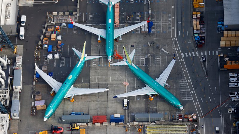 Fotografija: Boeing je zadnjo različico letala 737 max 8 opremil z večjimi, a bolj varčnimi motorji, da je lahko v tem tekmoval z airbusom 320neo. FOTO: Reuters
