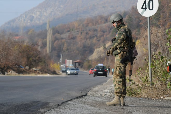 Kosovska Mitrovica je razdeljeno mesto, razmere v njej še vedno nadzorujejo mirovne sile Kfor. FOTO: Reuters
