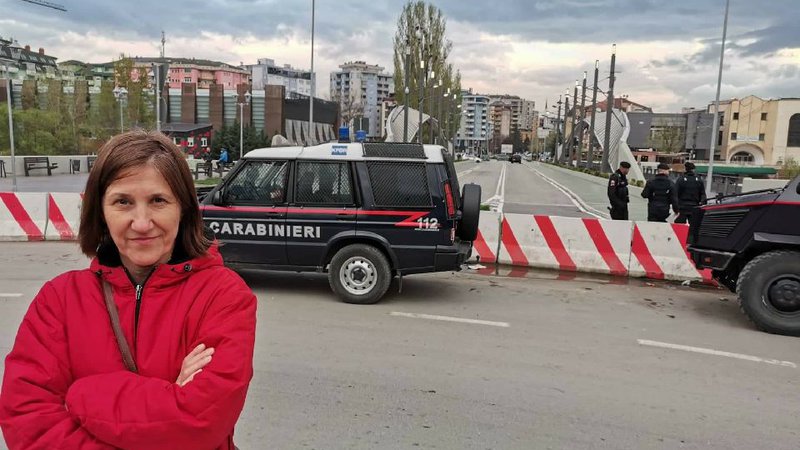 Fotografija: Našo dopisnico Mileno Zupanič so pred odhodom na Kosovo svarili, naj bo previdna. FOTO: osebni arhiv