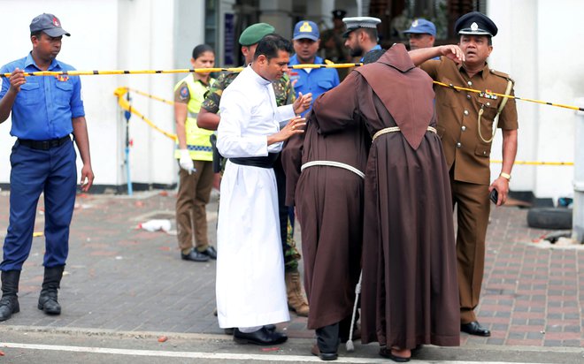Okoli 70 odstotkov prebivalcev na Šrilanki je budistov, 12 odstotkov hindujcev, deset odstotkov muslimanov in sedem odstotkov kristjanov. FOTO: Dinuka Liyanawatte/Reuters