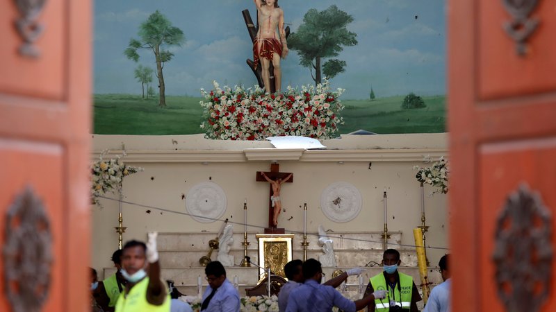 Fotografija: Šrilanška vlada je sporočila, da je za napade odgovorna radikalna islamistična skupina NTJ. FOTO: Athit Perawongmetha/Reuters