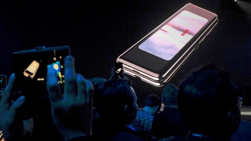 Fotografija: Cena pametnega telefona Galaxy Fold naj bi bila nekaj čez 2000 evrov. FOTO: Reuters
