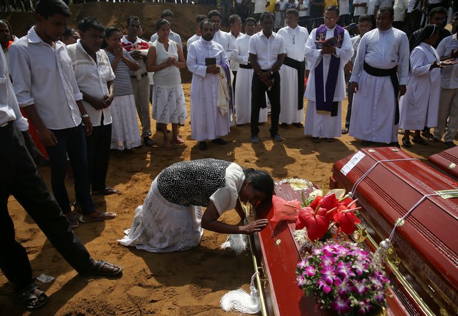 Umrlo je najmanj 310 ljudi. FOTO: Athit Perawongmetha/Reuters