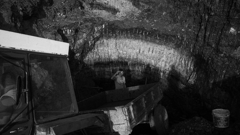 Fotografija: Vaščani na neuradnem kopu premoga v vasi blizu Banovićev. FOTO Jošt Franko