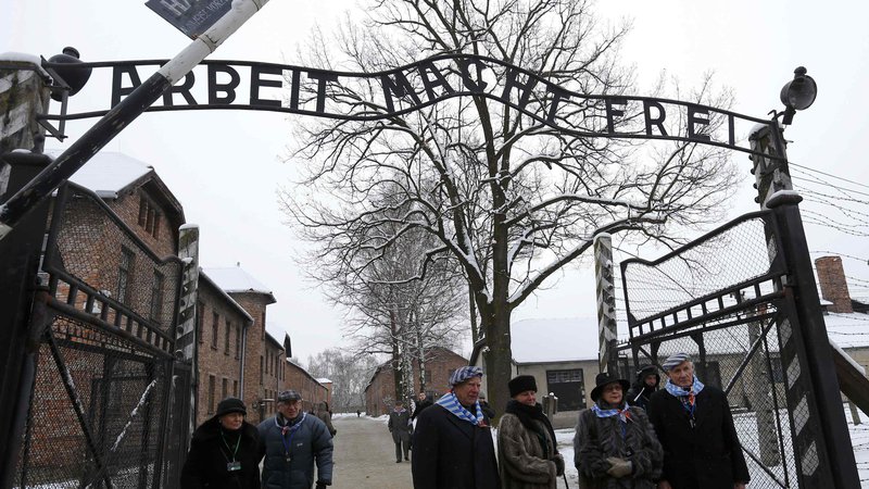 Fotografija: Na svetu ni kraja, ki bi bil bolj zaznamovan s holokavstom, kot je Auschwitz: v času njegovega delovanja, od maja 1940 do januarja 1945, je bilo tukaj ubitih okoli 1,1 milijona ljudi, od tega 960.000 Judov ali skoraj vsak šesti od šestih milijonov Judov, ki so umrli v holokavstu. FOTO: Reuters