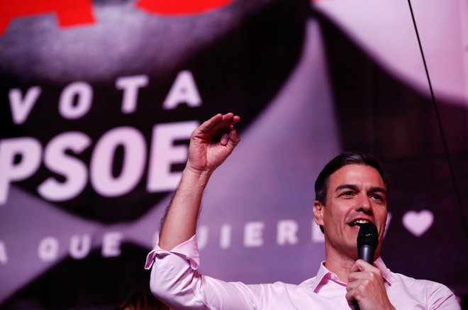 Pričakovati je, da se bo Sanchez o oblikovanju vlade pogovarjal s skrajno levo stranko Podemos. FOTO: Sergio Perez/Reuters