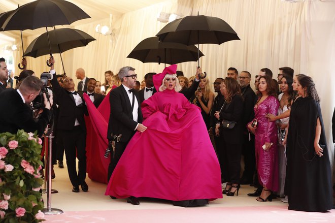 Lady Gaga je prispela v rožnatem. FOTO: Mario Anzuoni/ Reuters