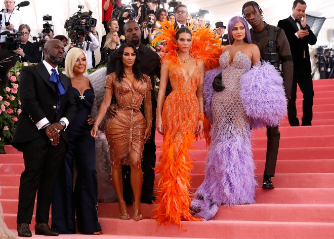 Družina Kardashian: Corey Gamble, Kris Jenner (Tommy Hilfiger), Kanye West, Kim Kardashian (v Thierryju Muglerju), Kendall Jenner (v Versaceju), Kylie Jenner (v Versaceju) in Travis Scott FOTO: Andrew Kelly/ Reuters