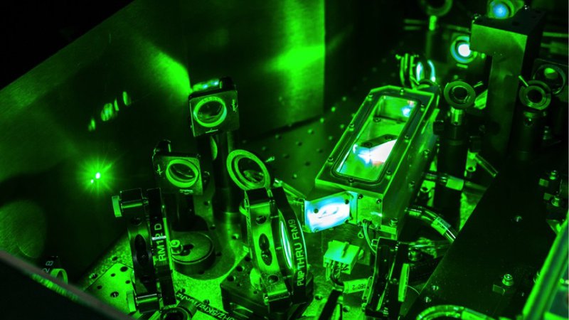 Fotografija: Visokoenergijski sunkovni laser se uporablja za pripravo gruč elektronov, ki nato v laserju na proste elektrone proizvajajo koherentne sunke rentgenske svetlobe. FOTO: CasarsaGuru