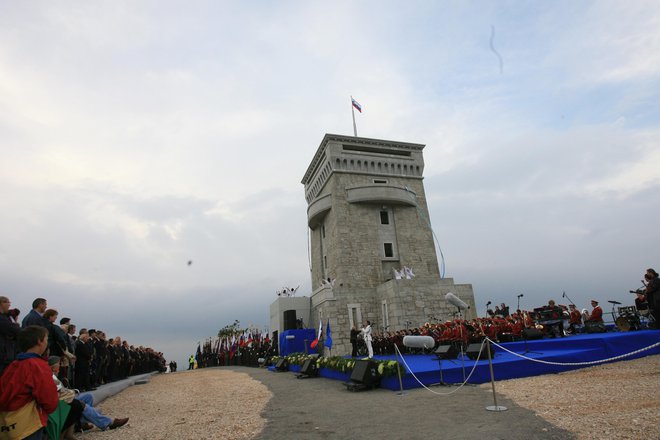 Proslava ob dnevu priključitve Primorske na Cerjaku, kjer stoji Pomnik braniteljem slovenske zemlje. Fotodokumentacija Dela