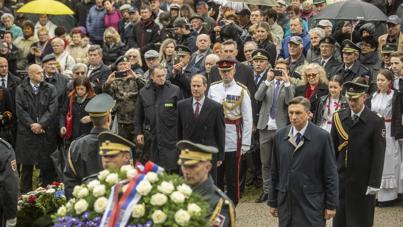 Fotografija: Predsednik republike Borut Pahor in njegov gost, britanski princ Edward sta v Gornjem Suhorju pri Vinici, kjer se je leta 1945 zrušil bombnik z britansko posadko, katere del so partizani rešili pred okupatorji, obeležila prvi dan slovensko-britanskega prijateljstva.
FOTO: Voranc Vogel/Delo