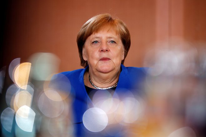 Angela Merkel za zdaj ne kaže zanimanja za predčasno upokojitev. FOTO: REUTERS/Hannibal Hanschke