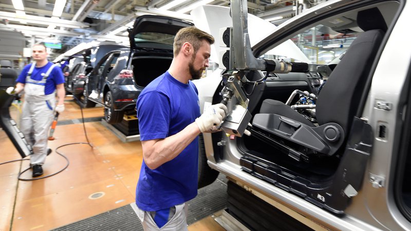 Fotografija: Zaposleni v nemški avtomobilski industriji se vse bolj bojijo izgube delovnih mest zaradi pohoda električnih avtomobilov, zato pričakujejo finančno pomoč države. FOTO: Reuters