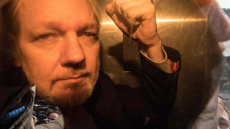 Fotografija: Za številne izmed točk nove obtožnice Assangeu grozi od pet do deset let zapora, kar pomeni, da mu v celoti, če bi ga Britanci izročili Američanom in bi ga ti spoznali za krivega, grozi več desetletij zapora. FOTO: Daniel Leal-Olivas/AFP