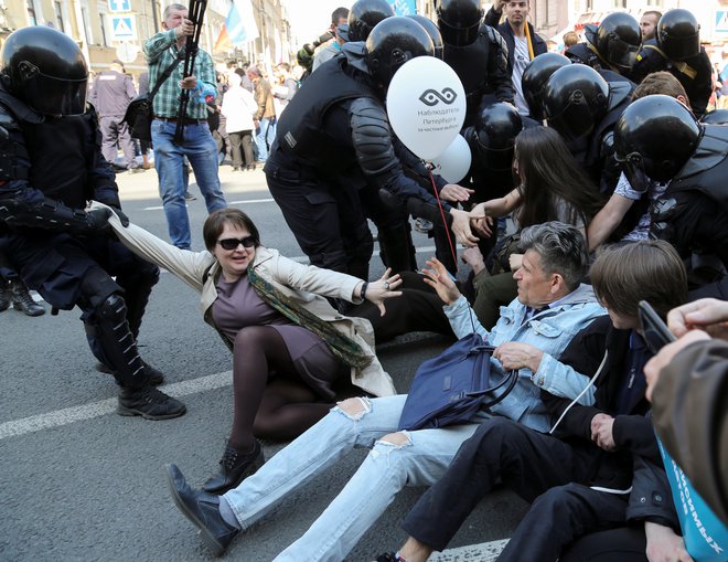 Protiputinovske demonstracije 1. maja 2019 v Sankt Peterburgu. FOTO: Igor Russak/Reuters