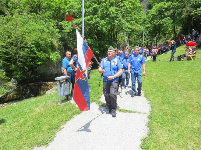Skupina slovenskih antifašistov je prehodila približno deset kilometrov dolgo pot, po kateri se je Tito pred 75-letil umaknil in tako ubežal gotove smrti. FOTO: Bojan Rajšek/Delo