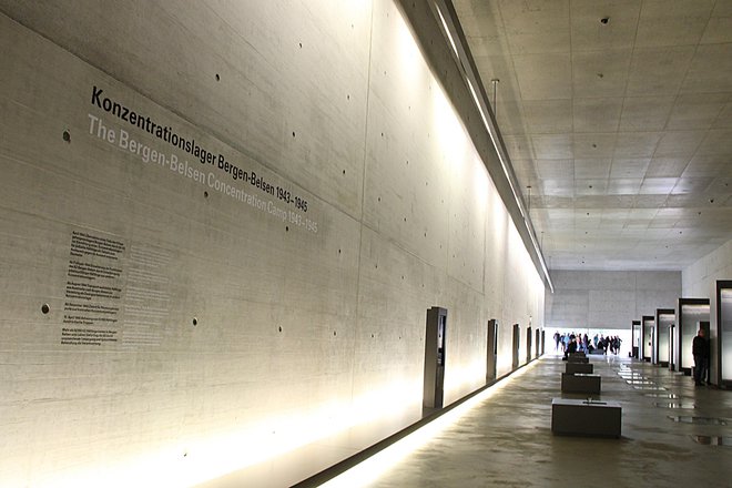 Sodoben spominski center Bergen-Belsen tudi z arhitekturo govori o grozljivostih koncentracijskih taborišč. Foto Simona Fajfar