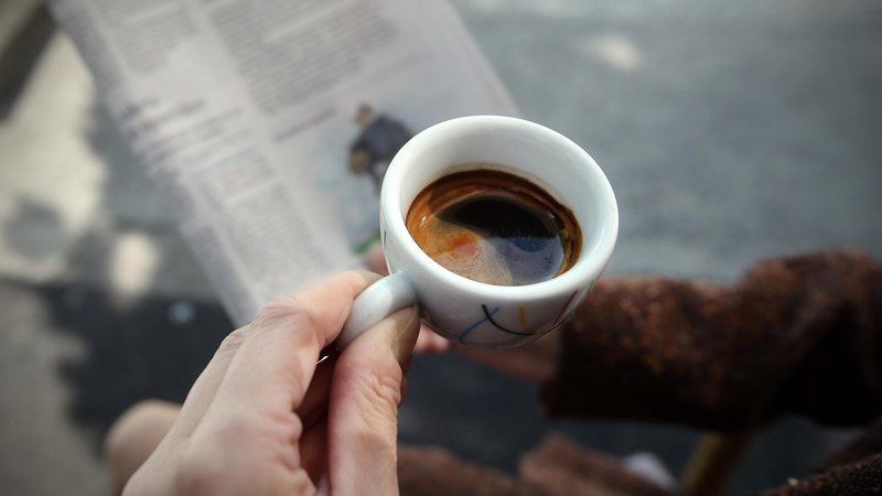 Fotografija: Najnovejši rezultati razkrivajo, da količina zaužite kave pravzaprav nima večjega vpliva na naše zdravje. FOTO: Blaž Samec/Delo
