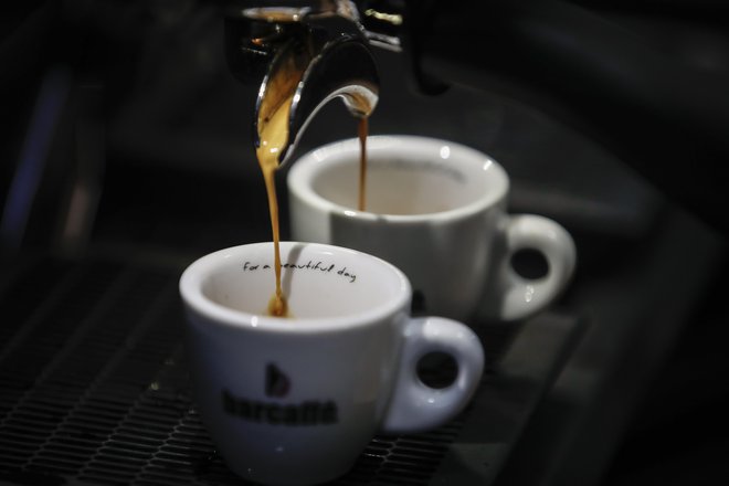 Znanstveniki so ugotavljali, ali si ljudje lahko privoščijo tudi do 25 skodelic kave na dan in pri tem nimajo hujših posledic. FOTO: Uroš Hočevar/Delo
