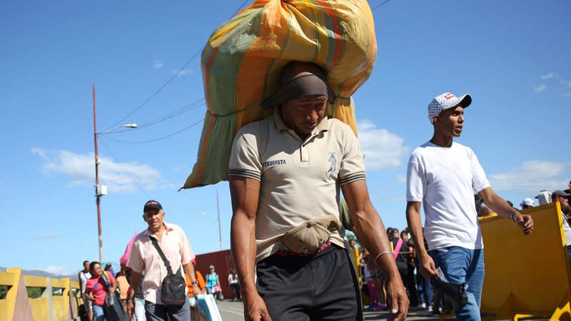 Fotografija: Prebežniki, ki prečajo kolumbijsko-venezuelsko mejo. FOTO: Carlos Eduardo Ramirez/Reuters