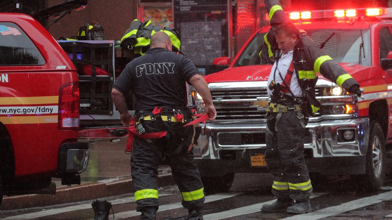 Fotografija: S požarom so se spopadli newyorški gasilci. FOTO: Brendan Mcdermid/Reuters