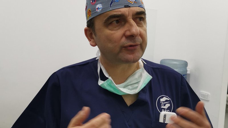 Fotografija: Prof. dr. Miroslav Djordjević, kirurg, ki v Beograd in po vsem svetu operira genitalije in spreminja moške v ženske in ženske v moške. Foto Milena Zupanič