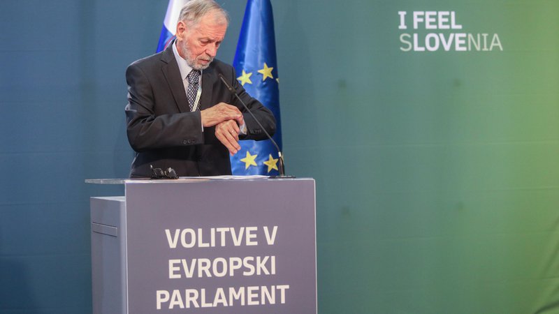 Fotografija: Predsednik DVK Anton Gašper Frantar, ki dolžnosti opravlja do zaključka evropskih volitev, je v nedeljo, 26. maja, ob 23. uri prebral rezultate evropskih volitev. FOTO: Voranc Vogel/Delo