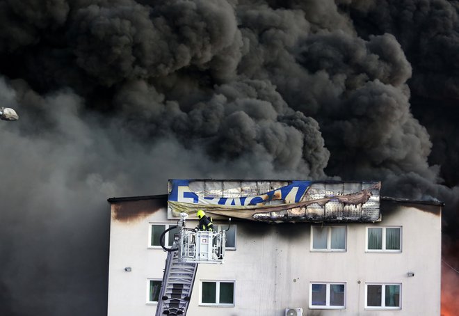 Požar v podjetju Fragmat. FOTO Ljubo Vukelič/Občina Cerknica