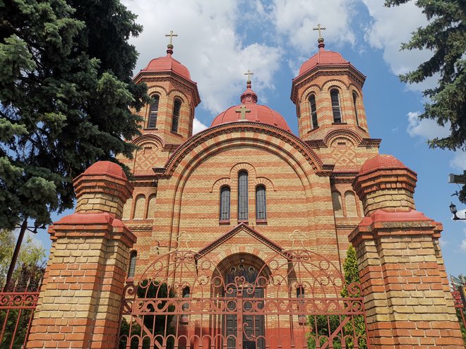 V Deliblatu živijo složno drug ob drugem Srbi in Romuni, imajo tudi srbsko in romunsko cerkev. Na fotografiji romunska cerkev. Foto Milena Zupanič
