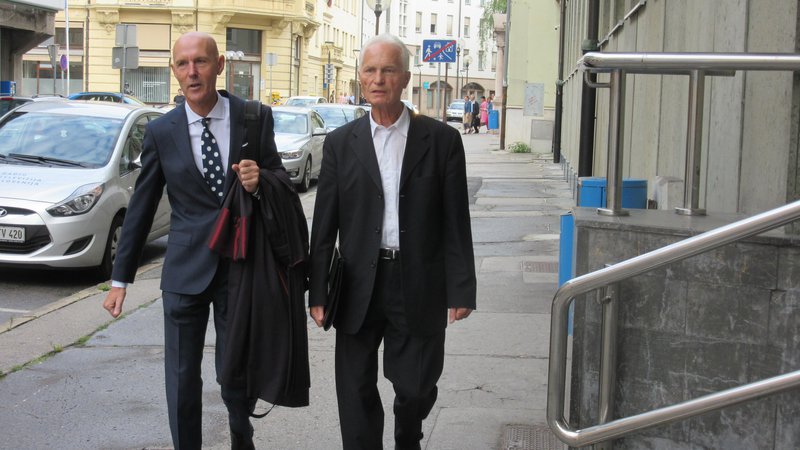 Fotografija: Mirko Krašovec (desno) z zagovornikom Velimirjem Cugmasom ob prihodu na včerajšnjo sejo senata celjskega višjega sodišča. FOTO: Špela Kuralt/Delo