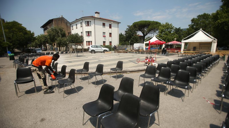 Fotografija: Priprave na večerno kulturno prireditev na Trgu Ervope, na slovensko-italijanski meji. Foto Jure Eržen/delo