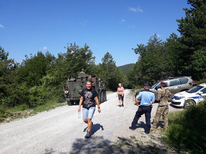 Na podlagi sklepa vlade iz oktobra leta 2015 Slovenska vojska neprekinjeno podpira ministrstvo za notranje zadeve pri reševanju migrantske situacije. FOTO: Slovenska vojska