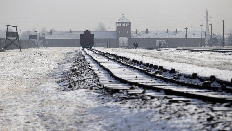 Fotografija: Po Himmlerjevem ukazu z dne 16. decembra 1942 so morali biti Romi v nekaj tednih zbrani v koncentracijskem taborišču Auschwitz-Birkenau. Foto Reuters