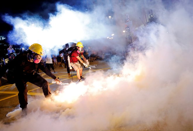 V soboto se je na vse bolj nasilnih protestih v tem posebnem upravnem območju Kitajske že deveti konec tedna zbralo več deset tisoč ljudi. FOTO: Tyrone Siu/Reuters