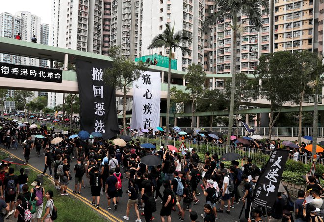 V Hongkongu so več deset protestnikov prejšnji teden tudi obtožili upora, zaradi česar jim grozi do 10 let zapora. FOTO: Tyrone Siu/Reuters