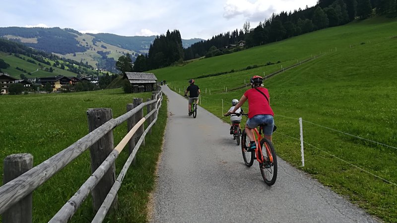 Fotografija: Urejene poti so kot nalašč za družinsko kolesarjenje.
