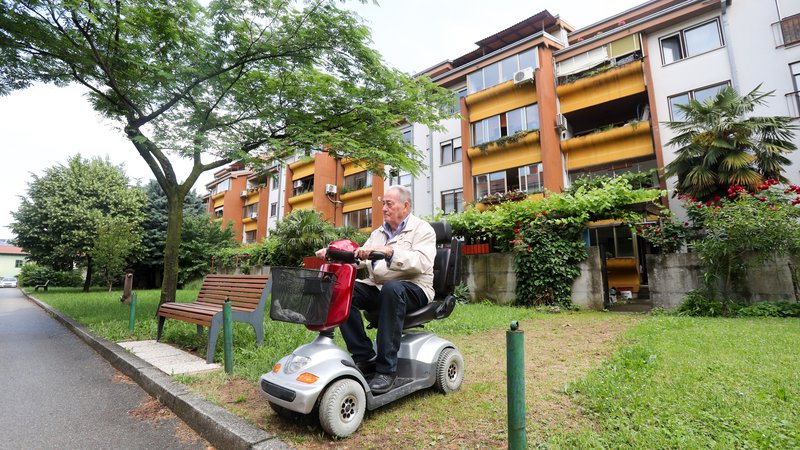 Fotografija: Klančine so za invalide na vozičku zelo pomembne, a jih marsikje še ni.
Foto Marko Feist