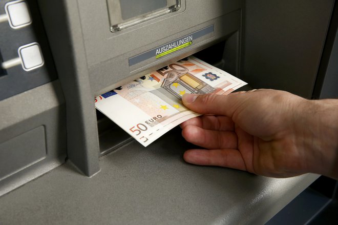 Pred kratkim sem v tujini s kreditno bančno kartico dvignil 100 evrov in plačal 14 evrov provizije. Reuters