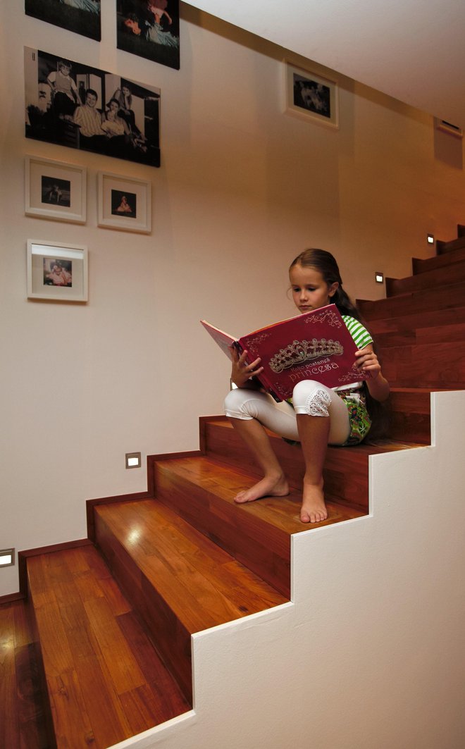Stairway to heaven, stopnišče v gornje, spalne prostore, ki ga krasijo družinske fotografije. Foto Lara Romih