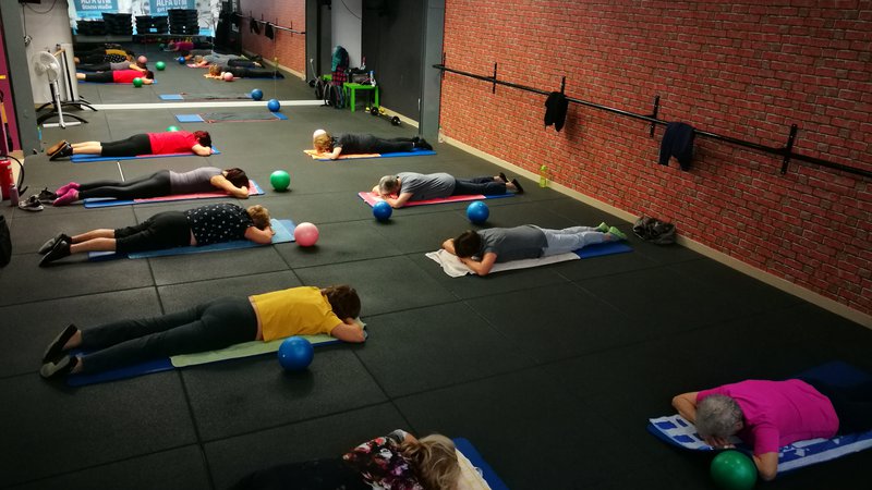 Fotografija: Upokojenke iz Ljubljane se zberejo petkrat na teden pri skupinski vadbi v telovadnici Alfa Gym. Najstarejša je stara 85 let, najmlajša 62. FOTO: Mojca Dečko
