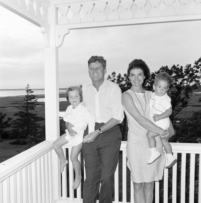 Konec tedna v Hyannis Portu avgusta 1962. Jackie so mediji orisovali kot skrbno in ljubečo mamo, a je pogosto pobegnila v katero od podeželskih družinskih rezidenc ali se podala v Evropo. Foto Cecil Stoughton